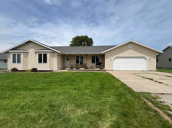 304 6th St E, Newhall, IA 52315