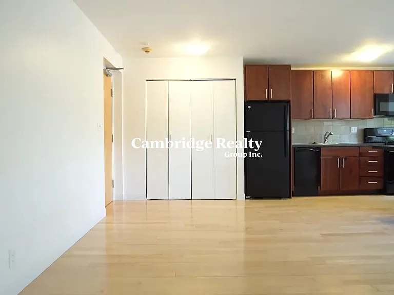 11 Camelot Ct #3T — Photo 2