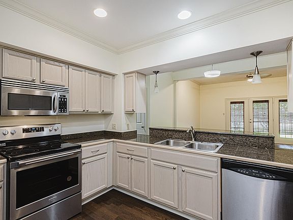 4th image of 4230 Highland Rd APT 103