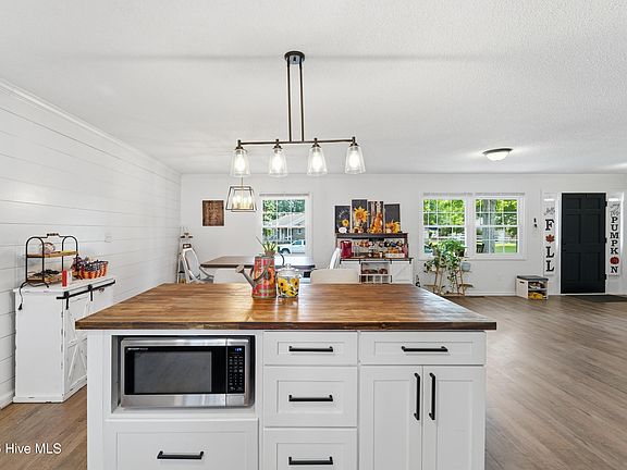 3rd image of 301 King Richard Court