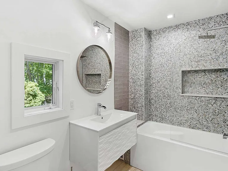 392 N Magee St — Photo 13