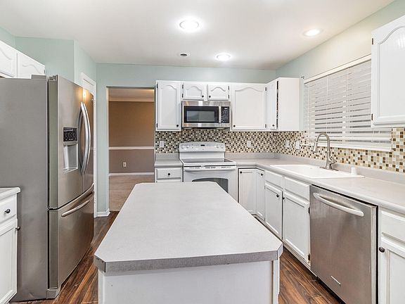 5th image of 37 Thorne Hill Dr