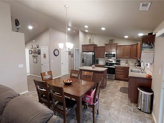 5th image of 716 S Lakeland Dr