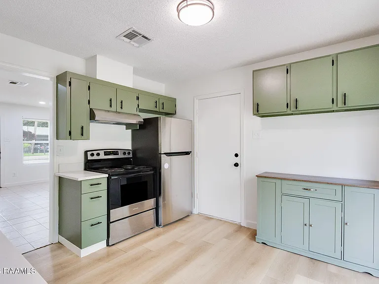 304 W Broussard St — Photo 5