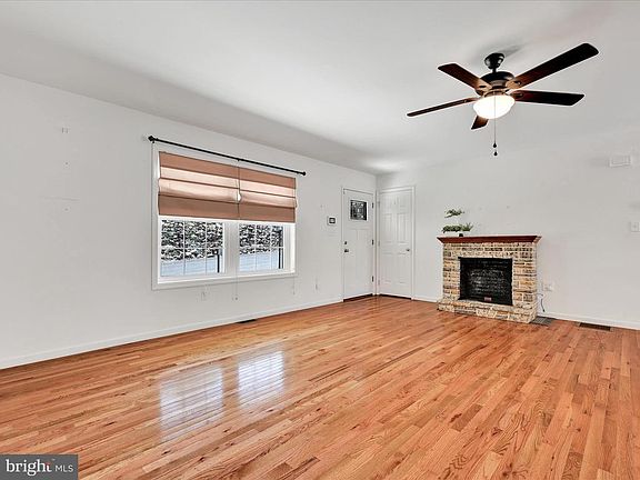 5th image of 577 Willow St