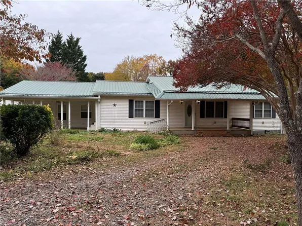 3671 N Old 52 Rd, Pinnacle, NC 27043