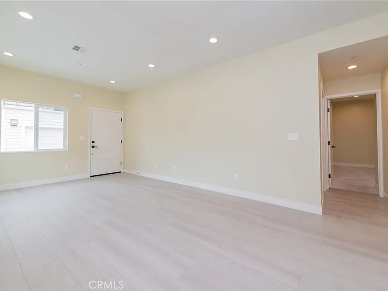 642 W Grand Ave — Photo 5