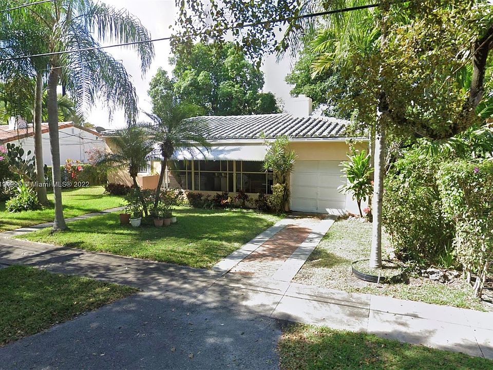 1st image of 912 Alberca St