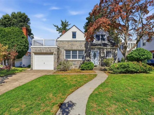 41 Oak Drive, New Hyde Park, NY 11040