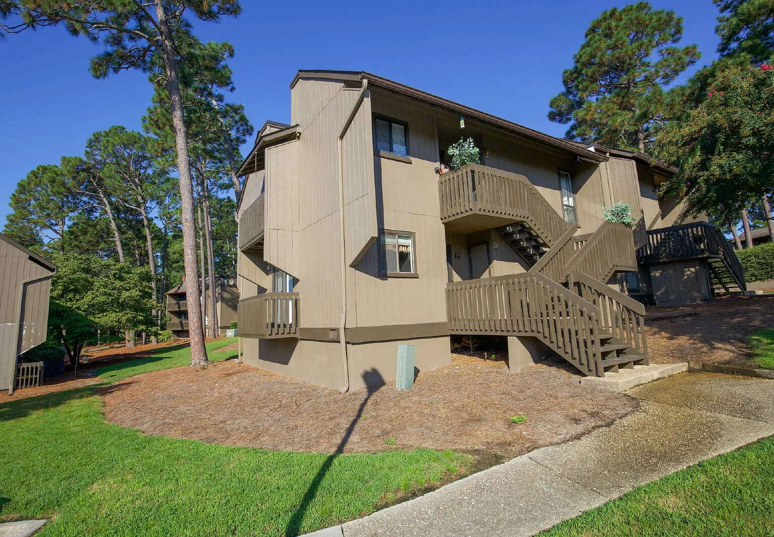 2 bed, 2.0 bath, 884 sqft, $2,100 — Photo 2