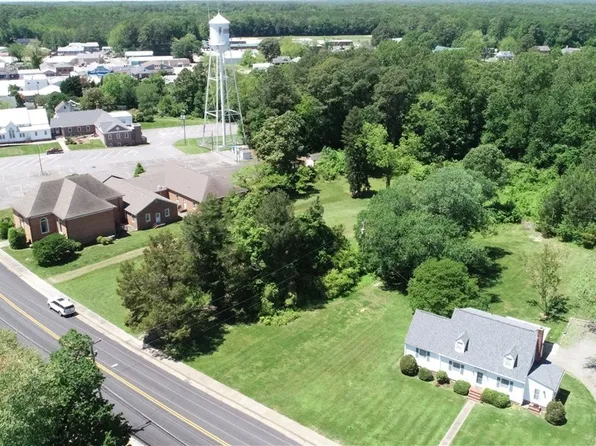 58A E Church St, Kilmarnock, VA 22482