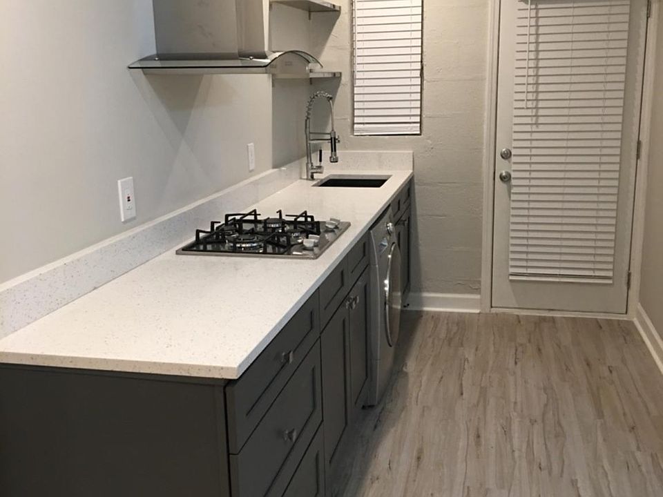 Kitchen / Washer/Dryer