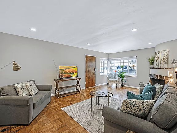 4th image of 2125 Santa Clara Ave #J