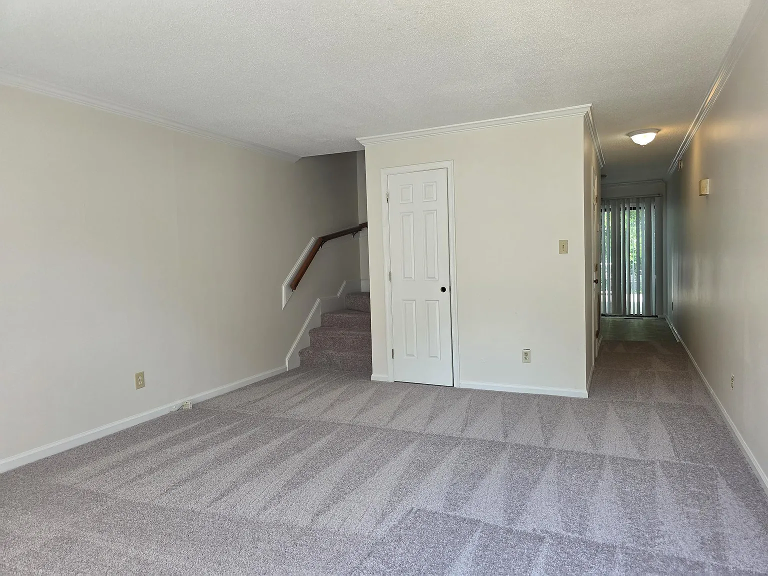 2 bed, 1.5 bath, 1001 sqft, $1,200 — Photo 2