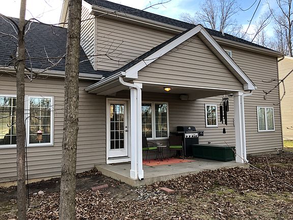 Covered Porch w/ Speakers