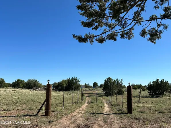 228 W Flying Wrench Rd, Ash Fork, AZ 86320