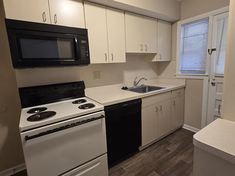 5642 Selby Ct — Photo 6