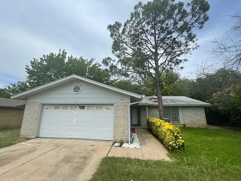 913 E Timberview Ln — Photo 1