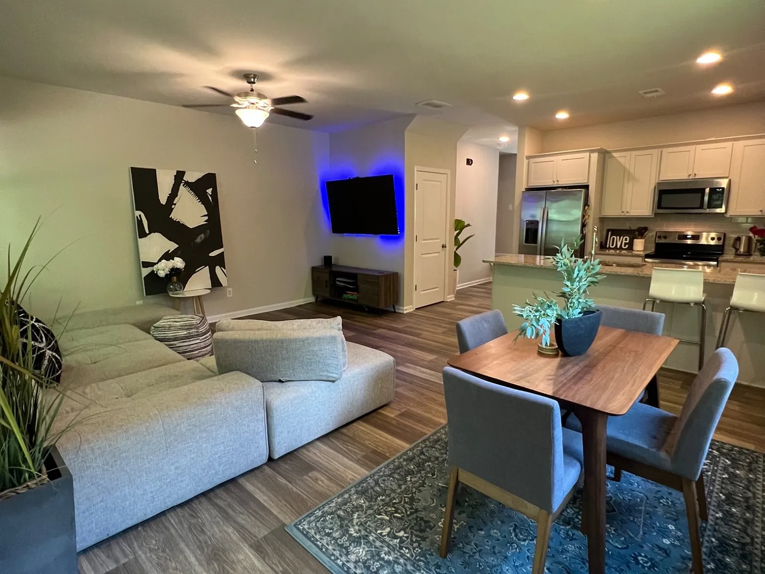 3 bed, 1536 sqft, $2,450 — Photo 2