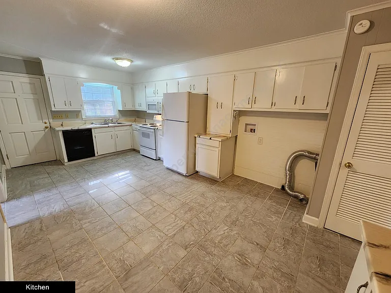 319 Kilbourne Rd — Photo 6