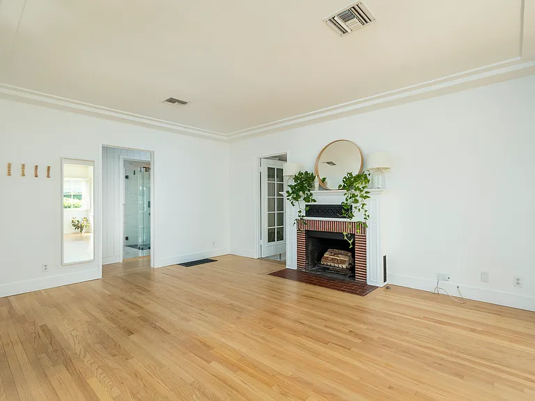 1505 W Clark Ave — Photo 8