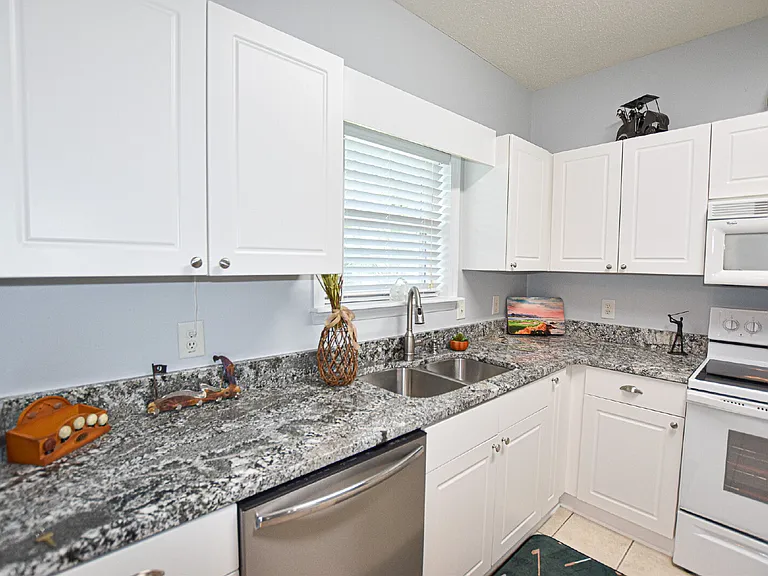 5825 Catalina Dr #723 — Photo 7