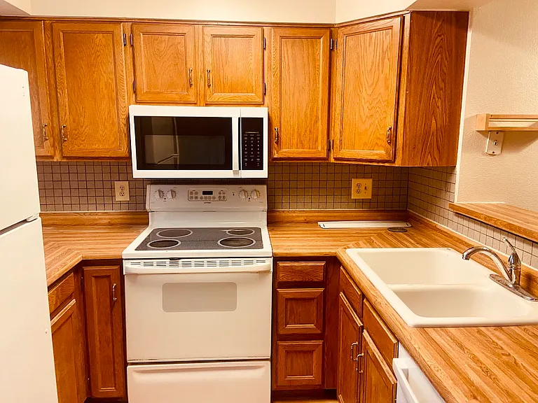910 Milo Cir #B — Photo 5