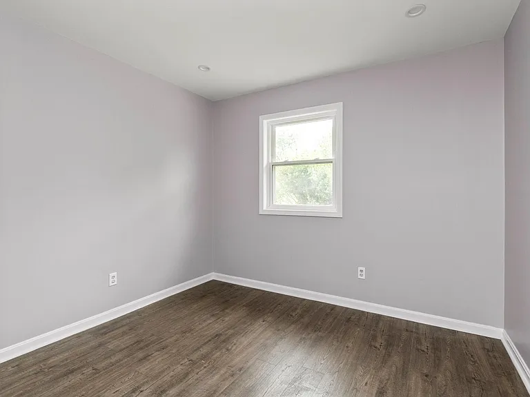 1520 Thames Dr — Photo 10