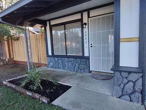 Covered front porch enrance