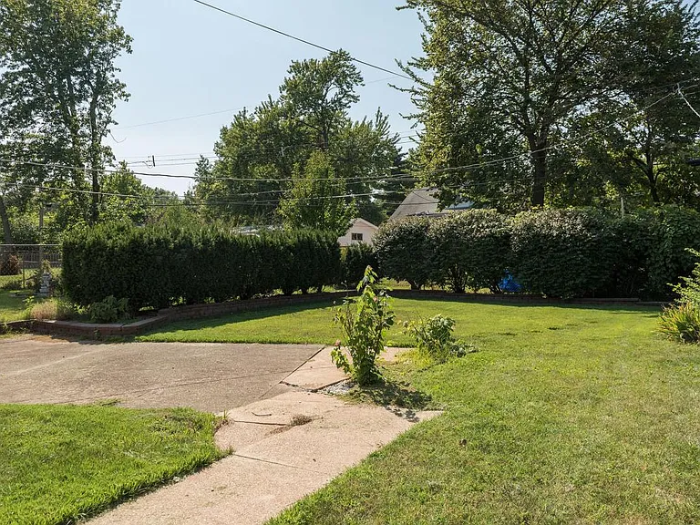 1113 Pembroke Dr — Photo 11