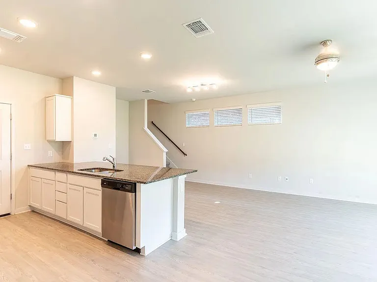 605 W South St #321 — Photo 5