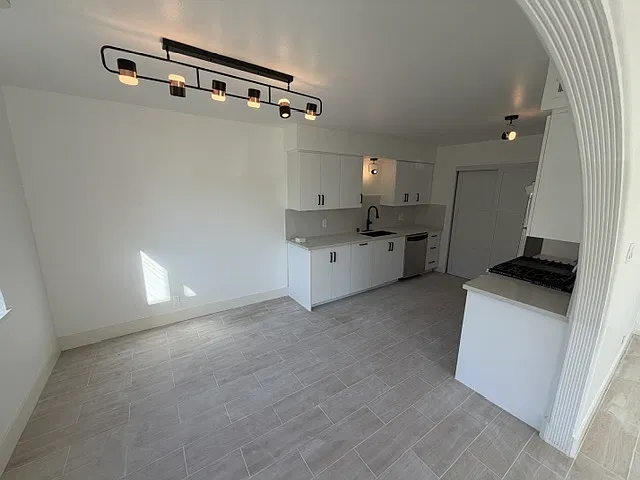 3 bed, 1054 sqft, $4,000 — Photo 3