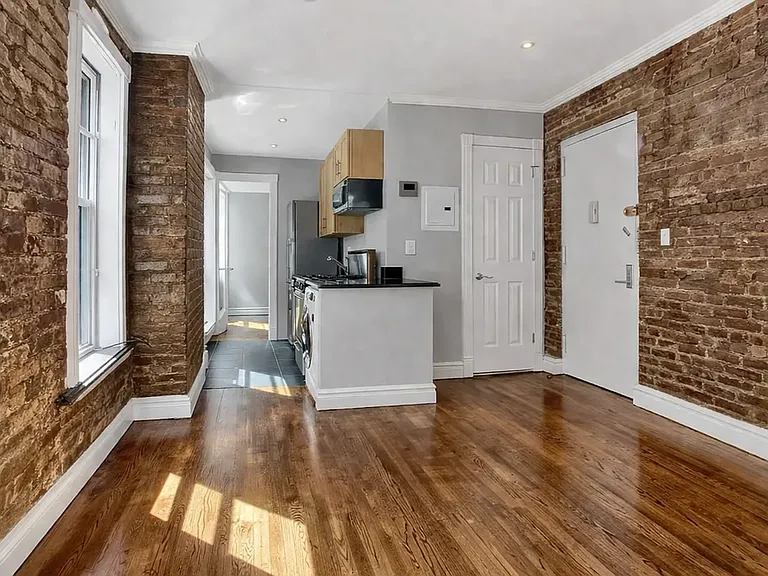 432 E 13th St #18 — Photo 1
