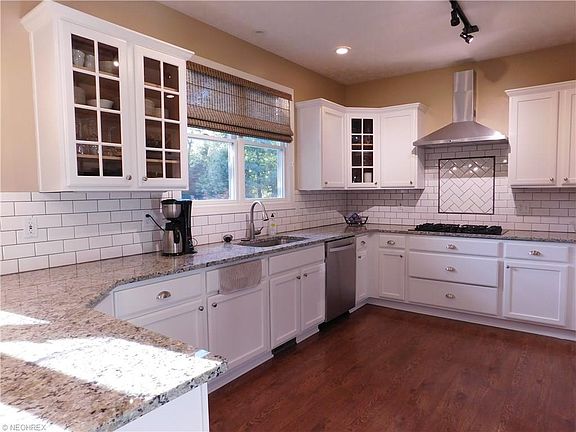 4th image of 9244 Lakeview Dr