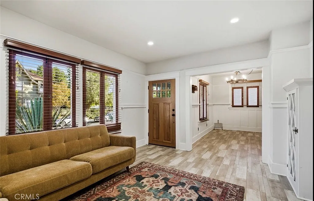 3 bed, 1083 sqft, $4,595 — Photo 2