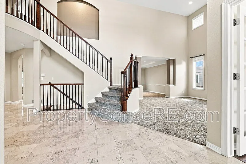 4 bed, 4.5 bath, 3849 sqft, $5,400 — Photo 3