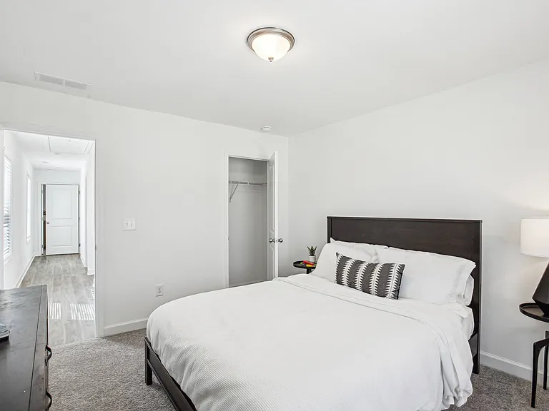Secondary bedroom with queen size bed.