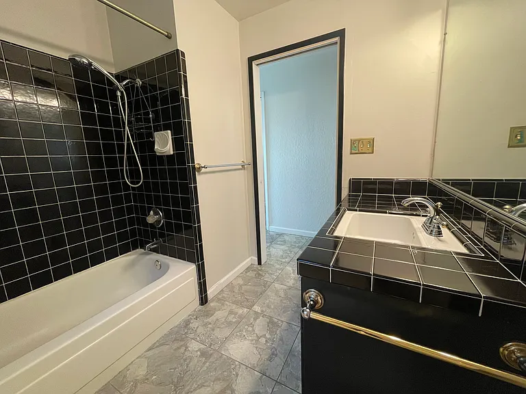 48 Edgemont Dr — Photo 4