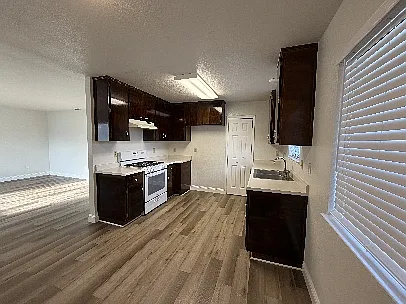 817 Redwood Ave — Photo 6