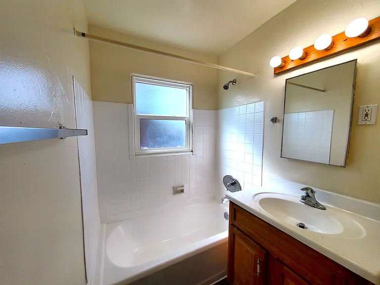 4106 Ingraham St — Photo 7