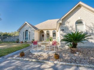 716 Liveoak Dr, Johnson City, TX 78636