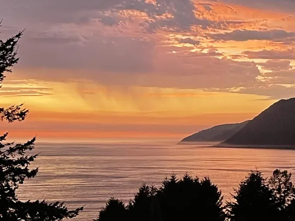 955 Spring Rd, Whitethorn, CA 95589