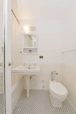 Rented by Nest Seekers International | media 29