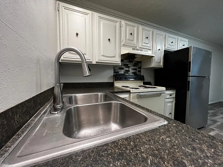 423 N Main St — Photo 7