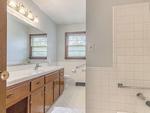 3rd image of 4611 S Fuller Ave