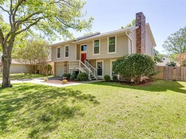 3233 Princess St, Bedford, TX 76021