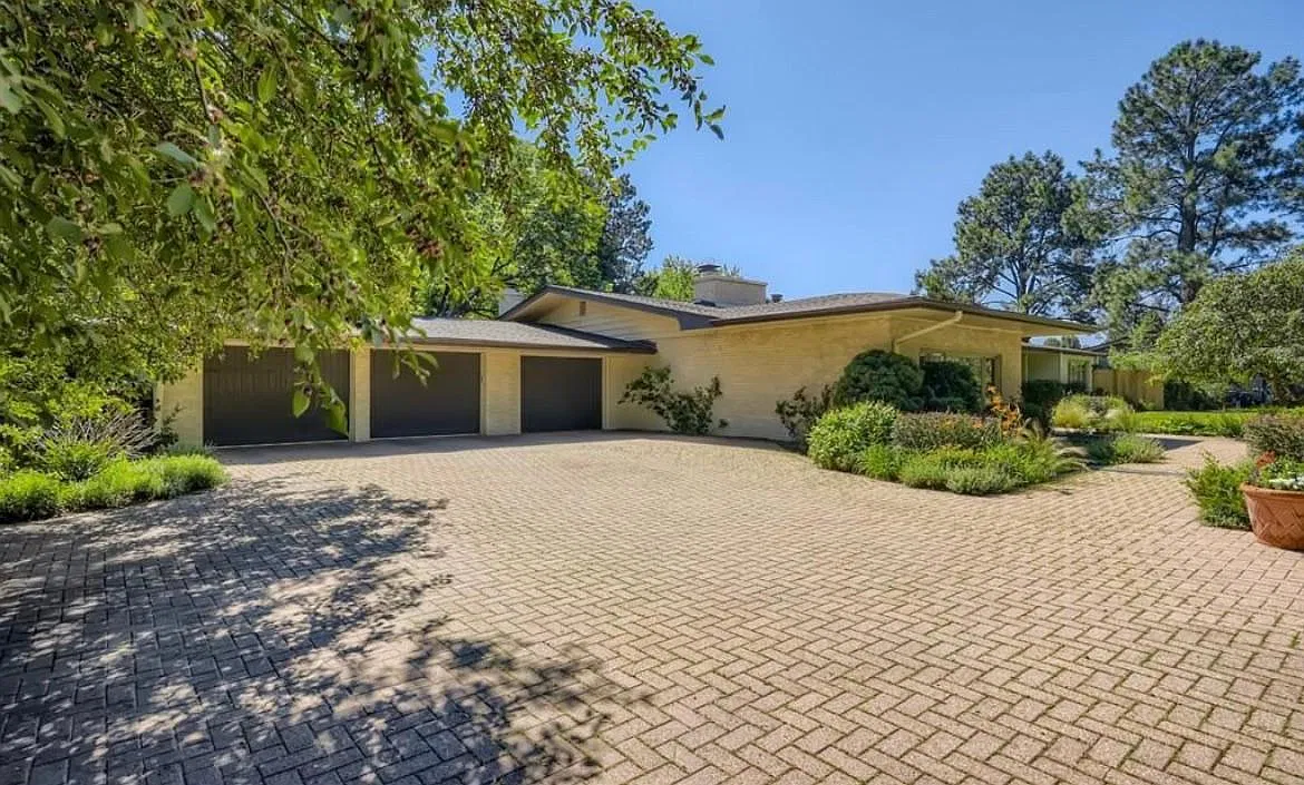 5 bed, 4382 sqft, $4,100 — Photo 2