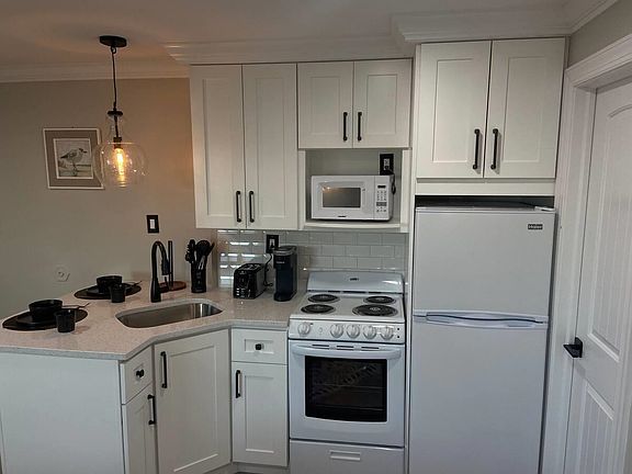 3rd image of 225 E Wildwood Ave #401