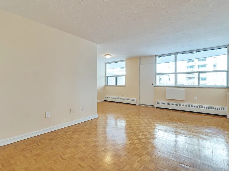 300 Eglinton Ave E — Photo 7