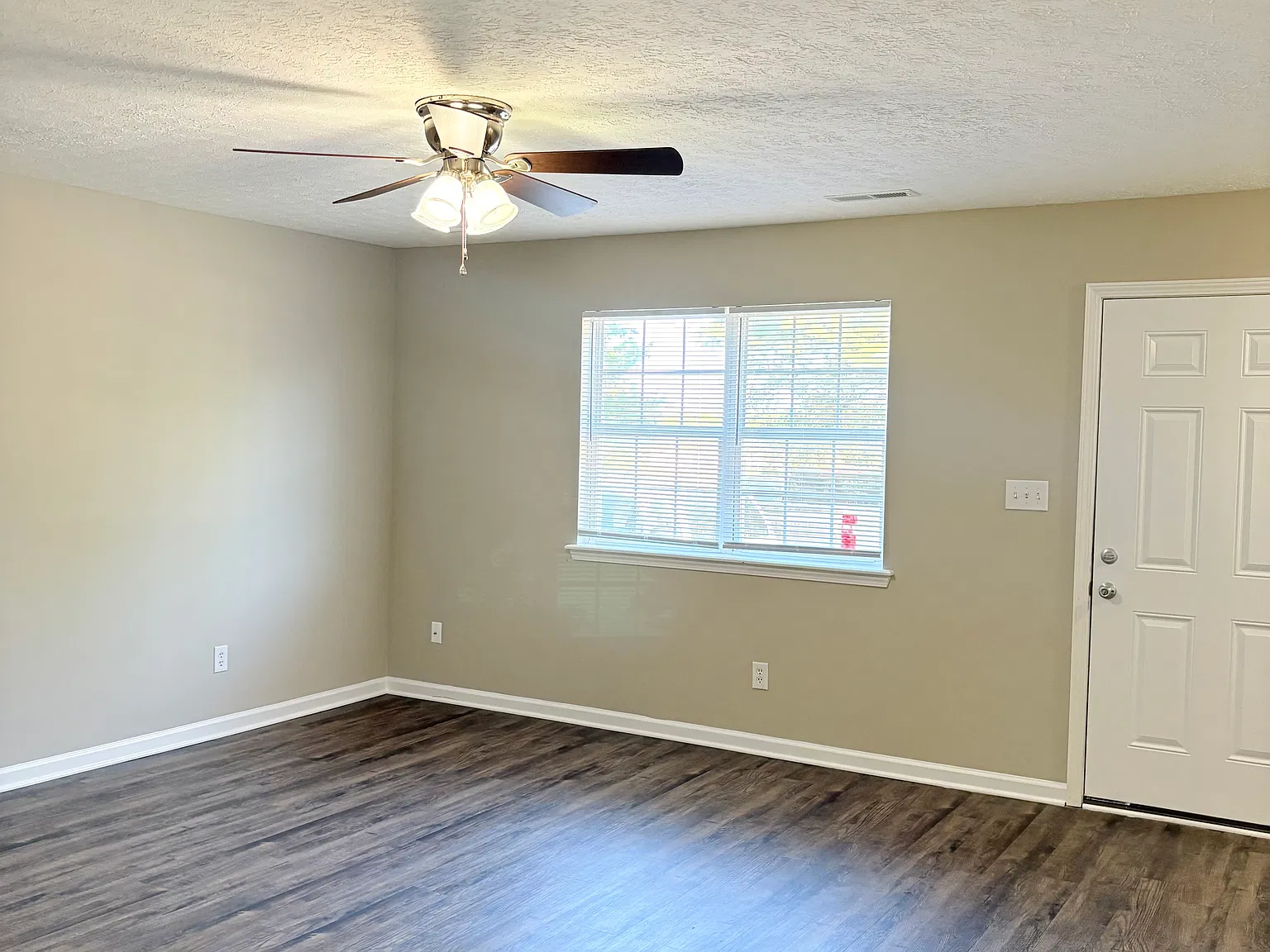 3 bed, 1250 sqft, $1,050 — Photo 2
